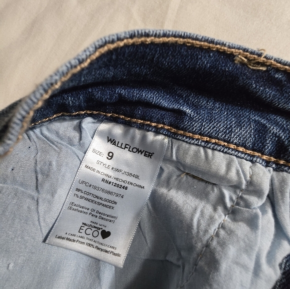 Wallflower Super High Rise Fearless Curvy Cutoff Jean Shorts Sz 9 Nwt - Picture 4 of 4